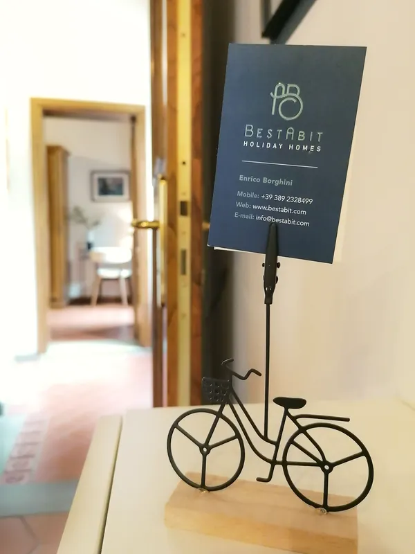 BestAbit welcome card and decorative bicycle